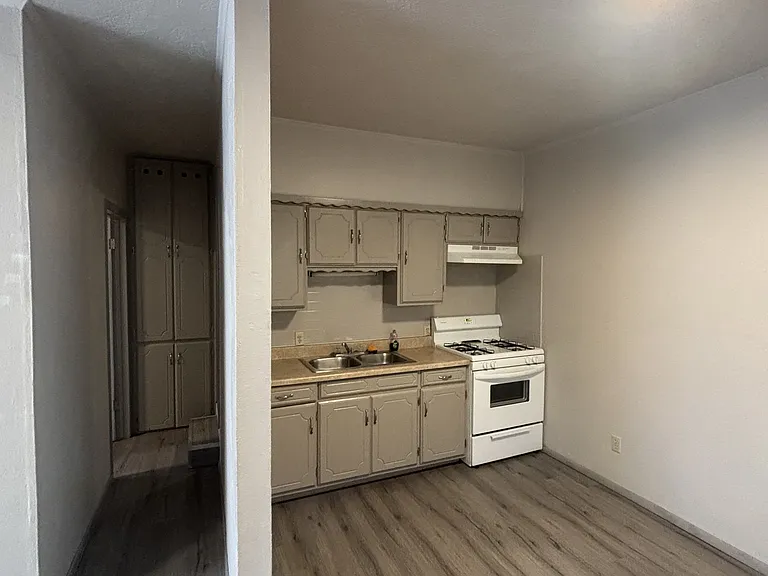 411 E Beech St — Photo 3