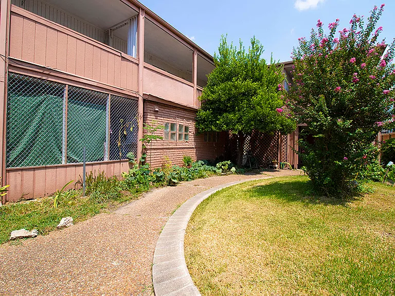 9607 Marlive Ln — Photo 10