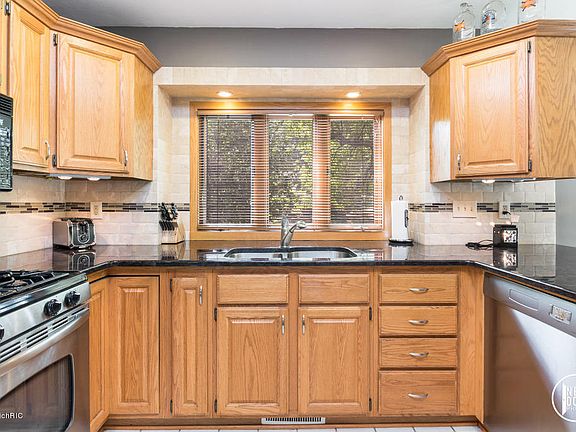 4th image of 1267 Heather Ct
