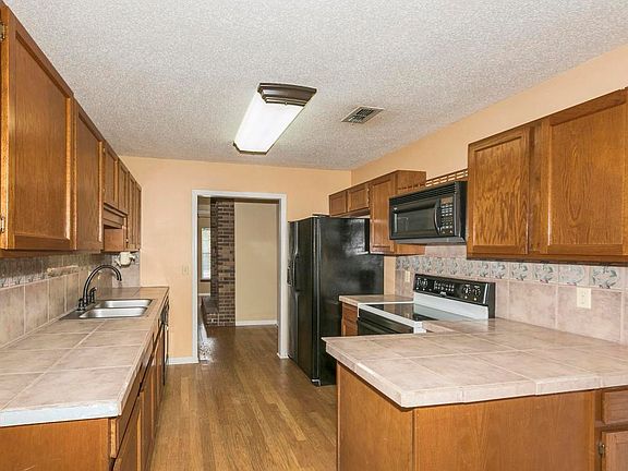 4th image of 13893 Athens Dr