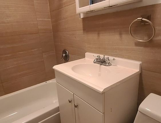 5th image of 624 E 11th St #3B13