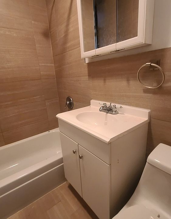 2nd image of 624 E 11th St #3BF