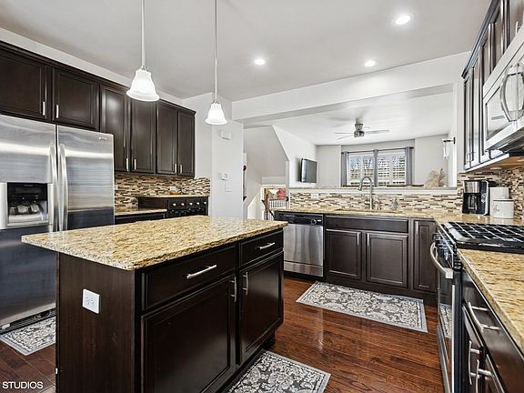 4th image of 2526 Dunraven Ave