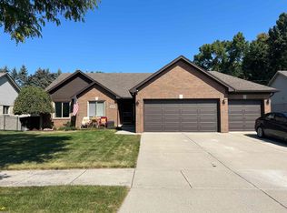 8459 Lindamar Ln, Shelby Township, MI