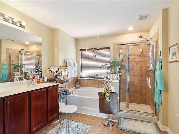 3rd image of 391 Roseglen Dr