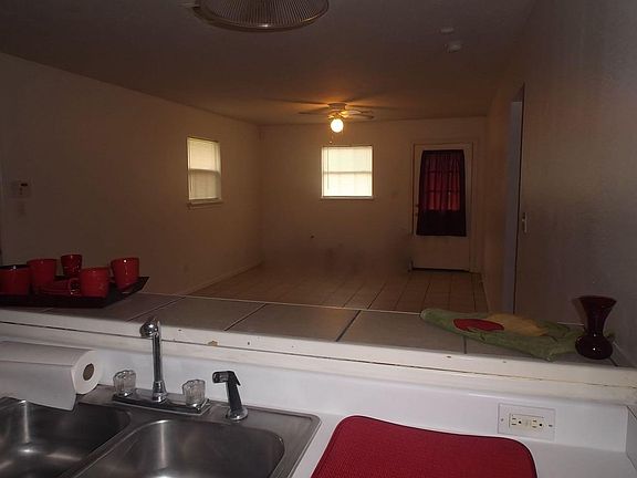 From the kitchen you can see what everyone is doing in the l