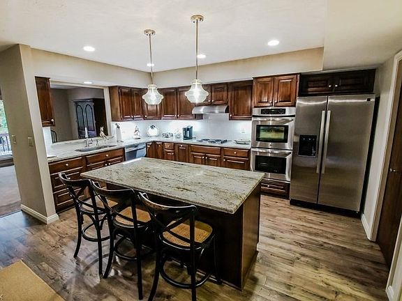 3rd image of 46 Windward Ln