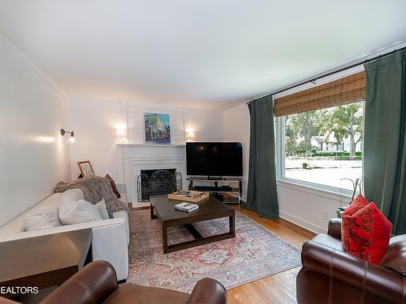 4th image of 1104 Park Hill Cir