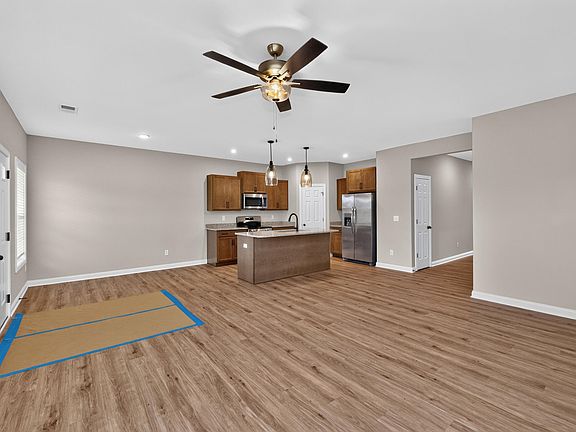 4th image of 549 Shropshire Ave