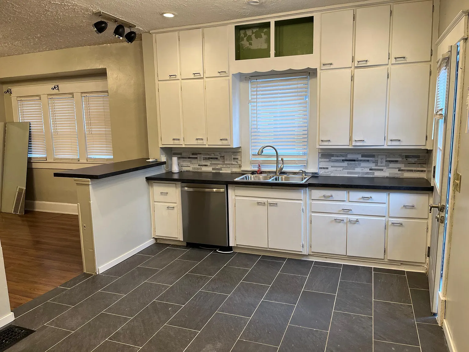 3 bed, 1690 sqft, $1,650 — Photo 4