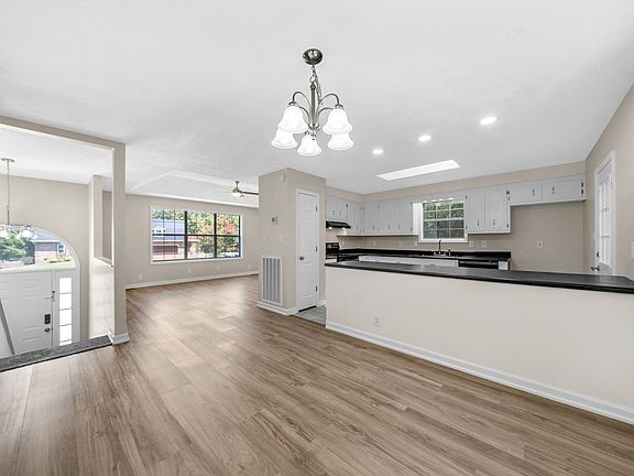 4th image of 905 Douglas Ln