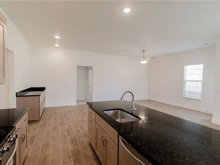 801 Lewis St — Photo 5