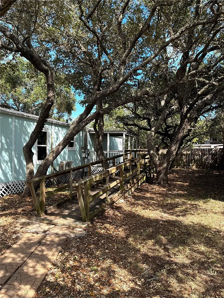 2 bed, 1.5 bath, 784 sqft, $800 — Photo 2