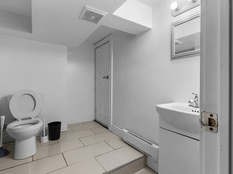 46 Carlyle Ave — Photo 3