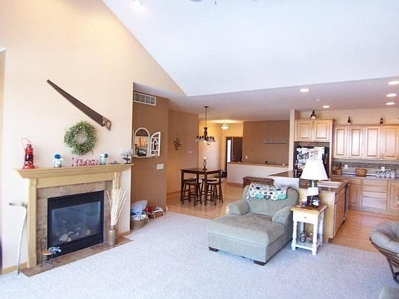 3rd image of 696 Sweet Briar Ct