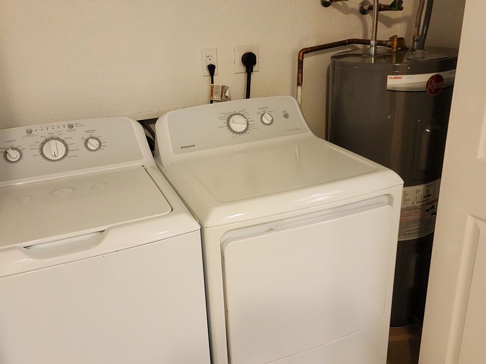 FULL SIZE Washer & Dryer Are Included!