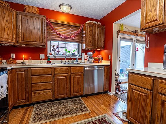 2nd image of 16 Acorn Ln