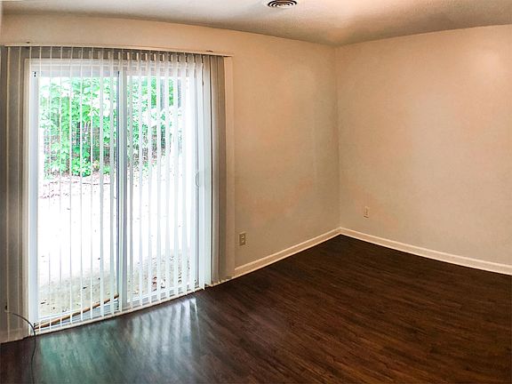 5th image of 15 Melissa Ct APT C