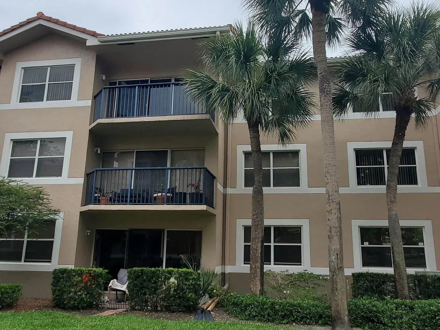 3 bed, 2.0 bath, 1166 sqft, $2,400 — Photo 2