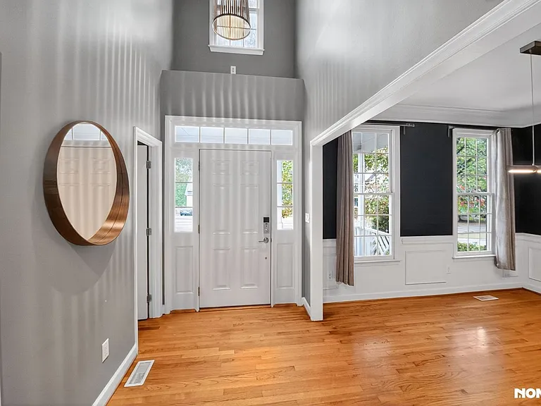 8006 Crenshaw Ln — Photo 3