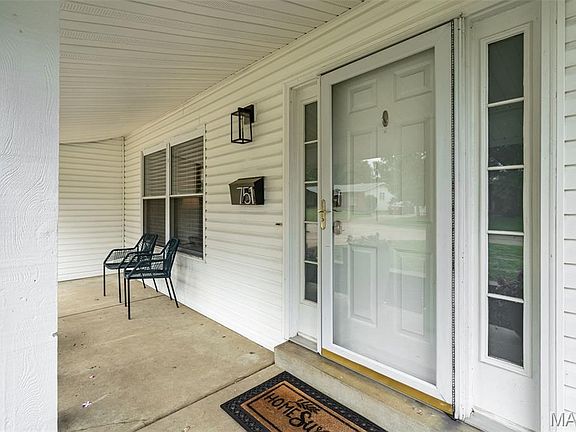 4th image of 751 Carriage Ln