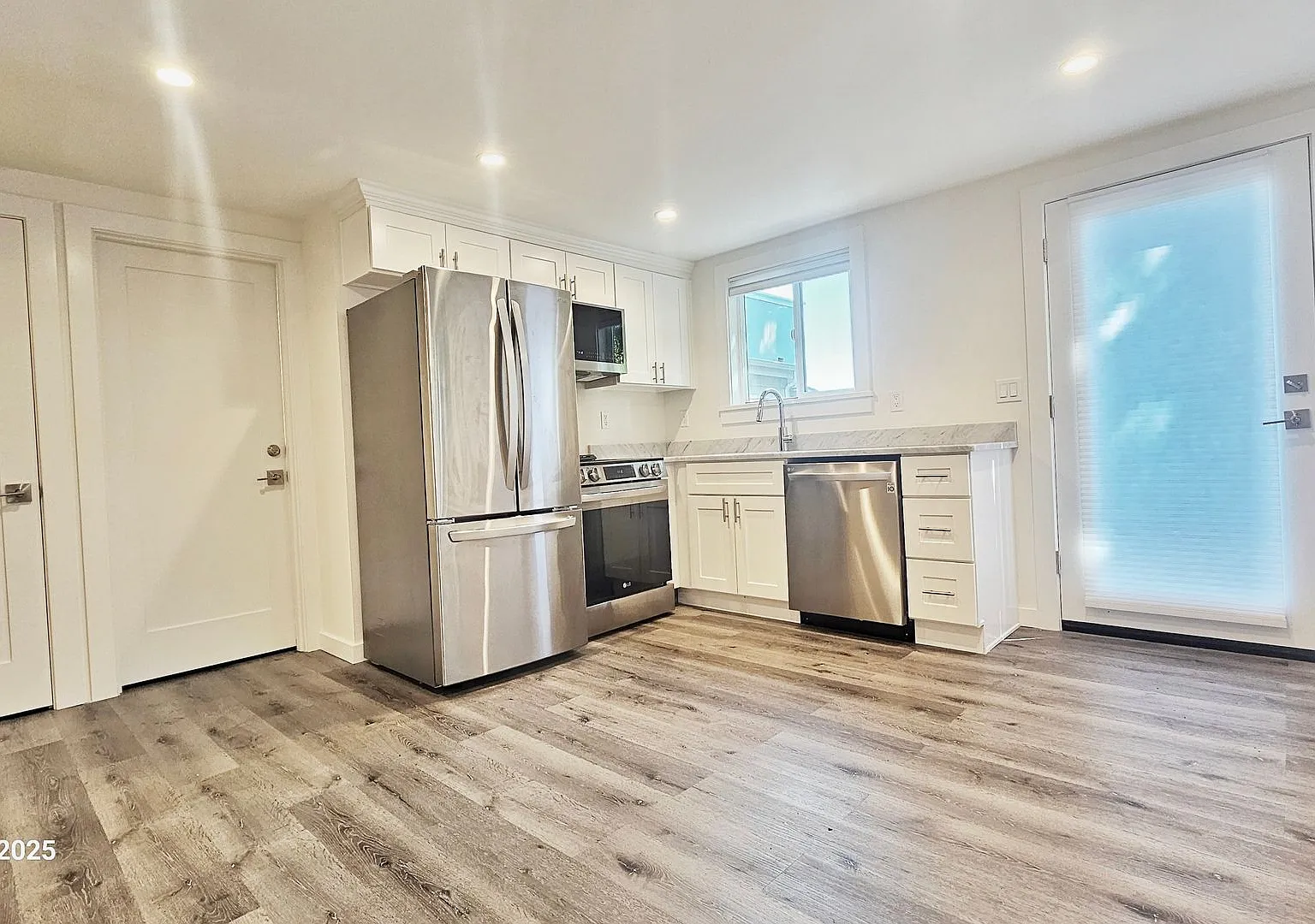 Modern 1 Bed, 1 Bath in Prime Roosevelt Location — Photo 3