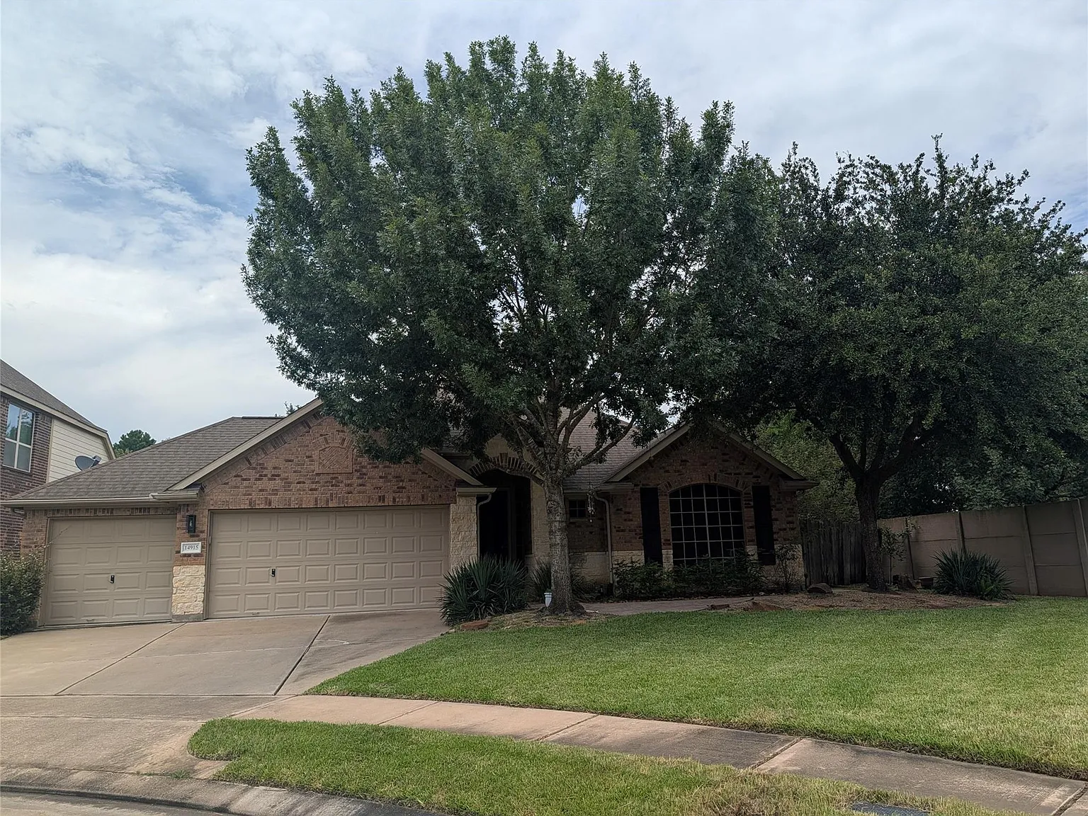 4 bed, 3.0 bath, 2433 sqft, $2,600 — Photo 1