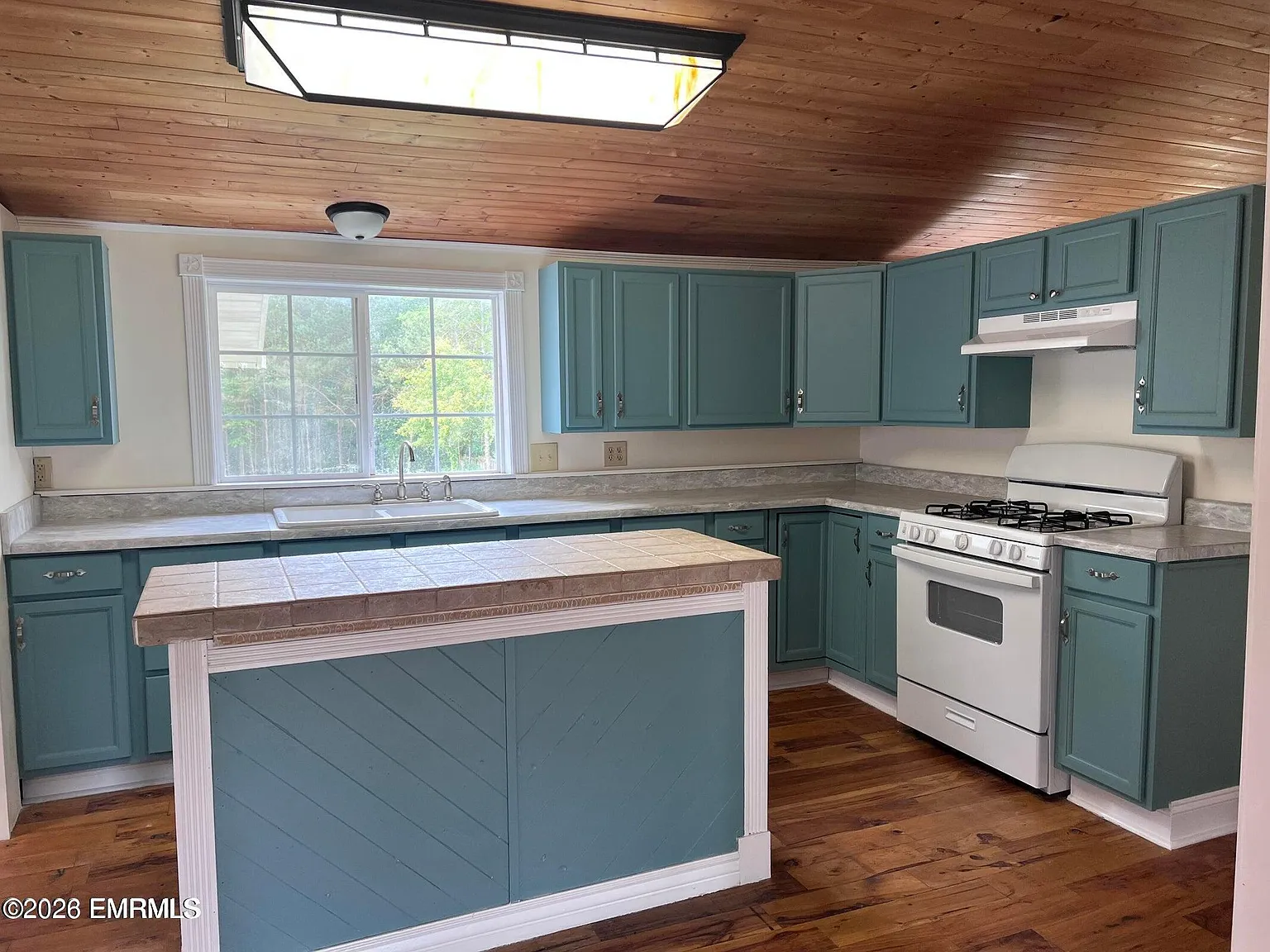 2 bed, 1.0 bath, $1,200 — Photo 2