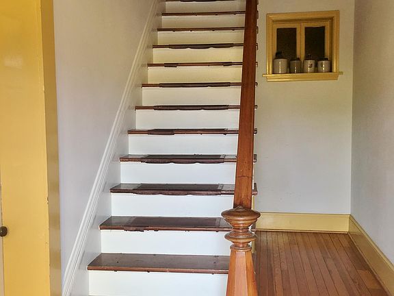 Amazing Stairwellto Second Floor Unit 