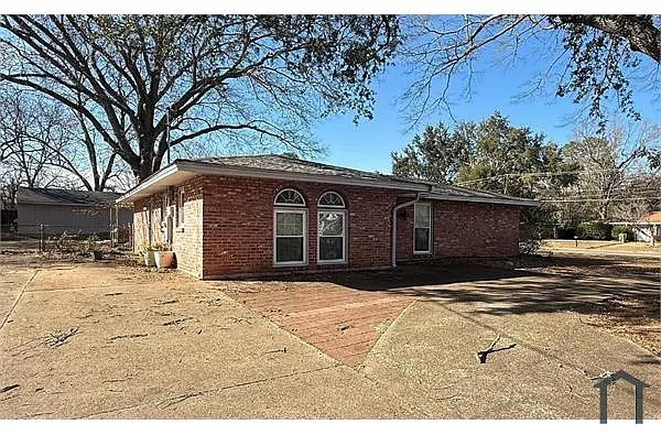 Building Photo - 341 N Burbank Dr