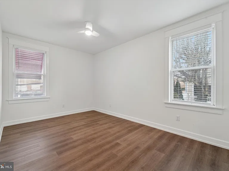1049 W Lancaster Ave — Photo 11