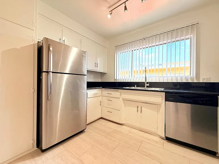 1323 N. Bronson Avenue — Photo 7