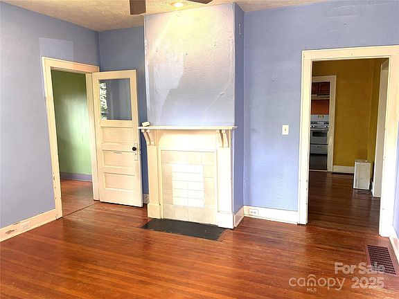 4th image of 555 Oak Hill Ct