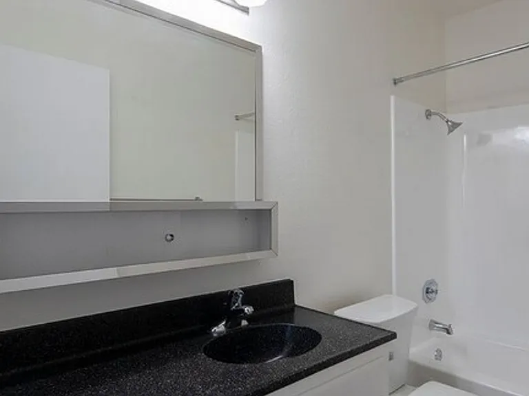 Royal Village Apartments — Photo 8