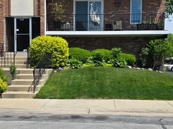 11319 Moraine Dr APT F, Palos Hills, IL 60465