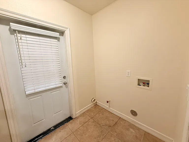 1334 S Grand Ave — Photo 17
