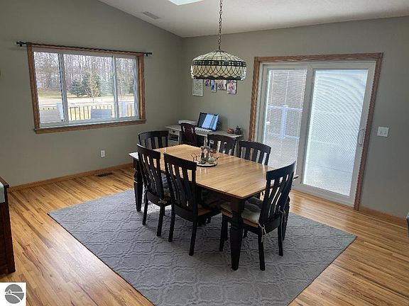 5th image of 1018 Essex Dr