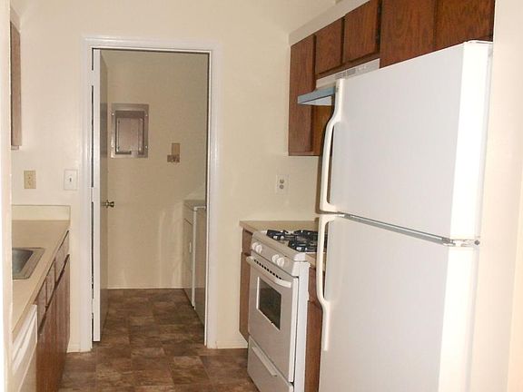 3rd image of 61 Sussex Pl #801