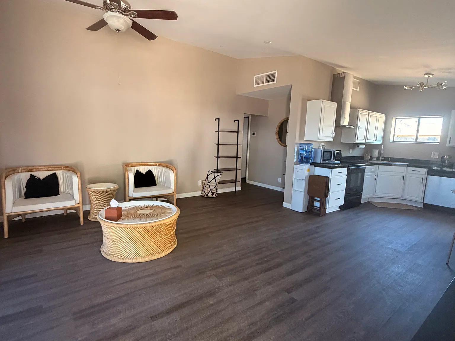3 bed, 1064 sqft, $2,199 — Photo 2