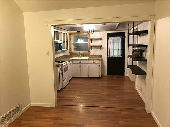 3rd image of 203 Live Oak Ln