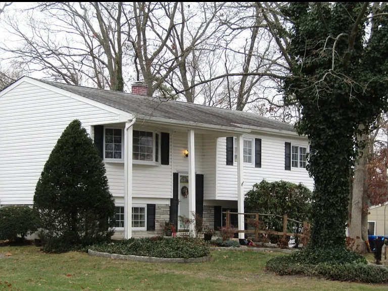 1023 Amethyst Dr — Photo 2