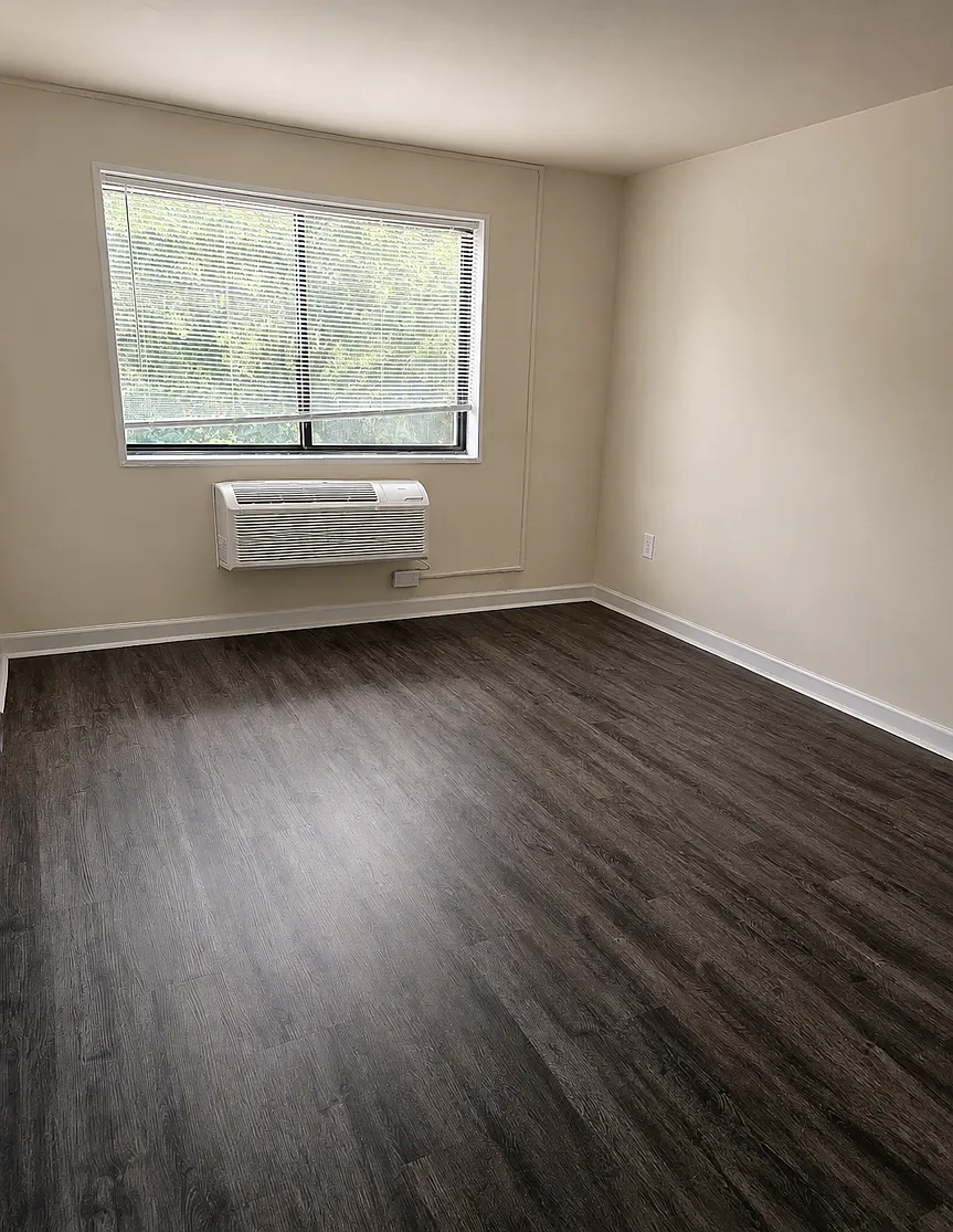 Parkway House Apartments — Photo 4