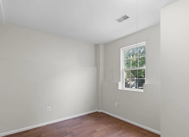 129 N Towne Ct — Photo 11