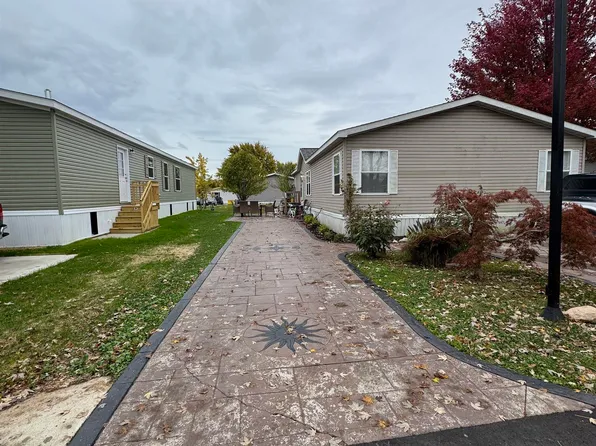 29636 Cambridge Ct, Chesterfield Township, MI 48051