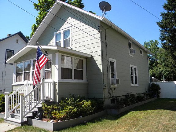 3rd image of 245 Henry St