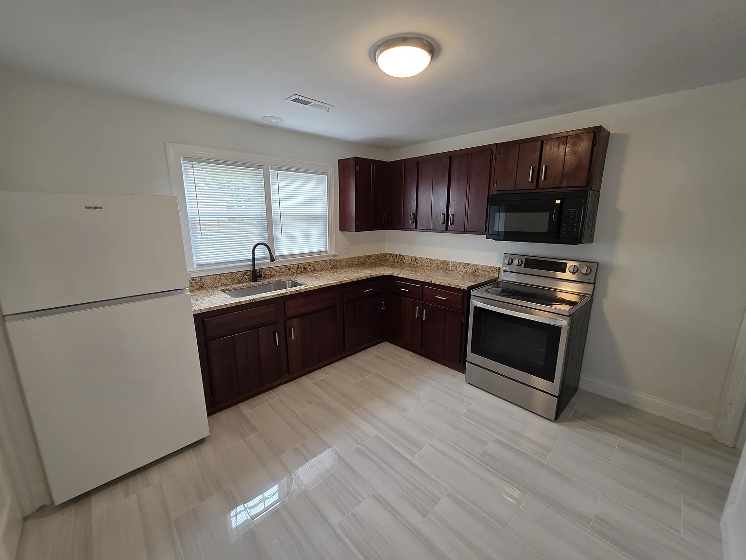 3 bed, 1.0 bath, 1278 sqft, $1,550 — Photo 3