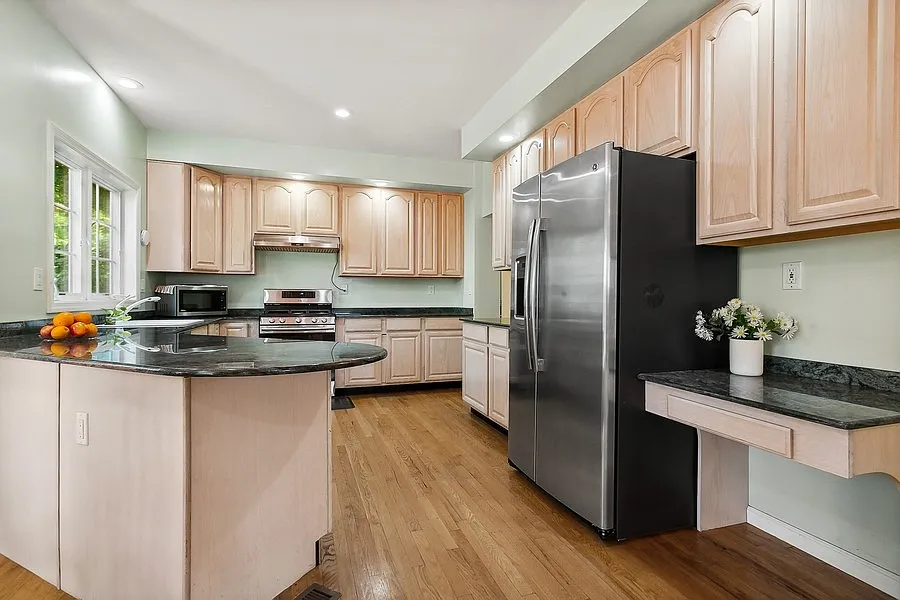4 bed, 2.5 bath, 2846 sqft, $13,000 — Photo 2