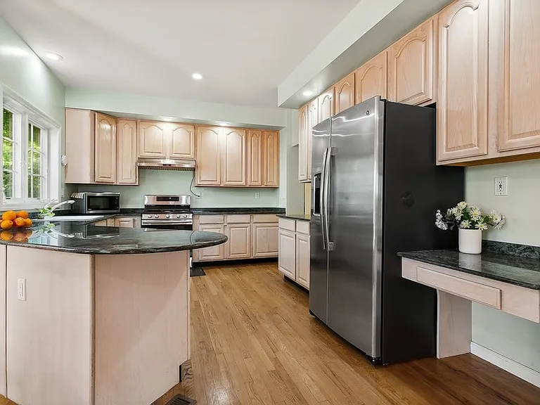 921 Shore Acres Dr — Photo 2
