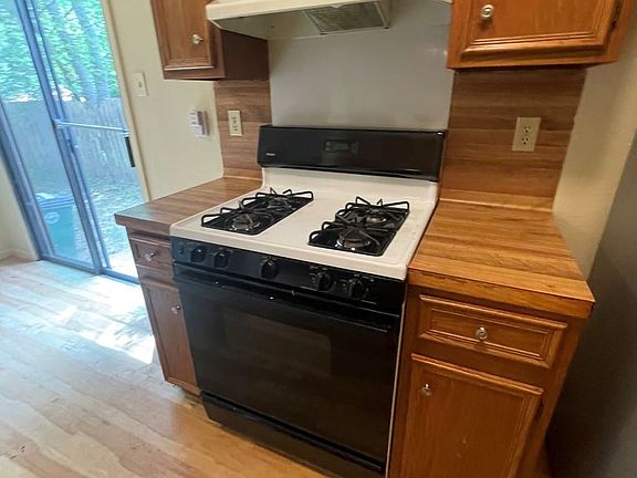 4th image of 2409 Berkett Dr #B