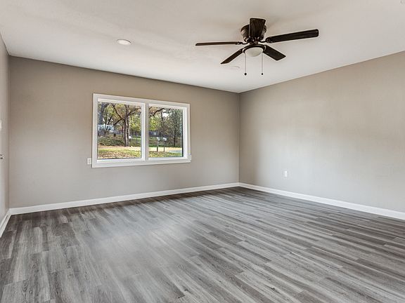3rd image of 1612 Woodview Dr